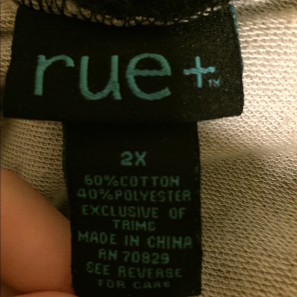 Plus size low cropped hoodie - Picture 4 of 4